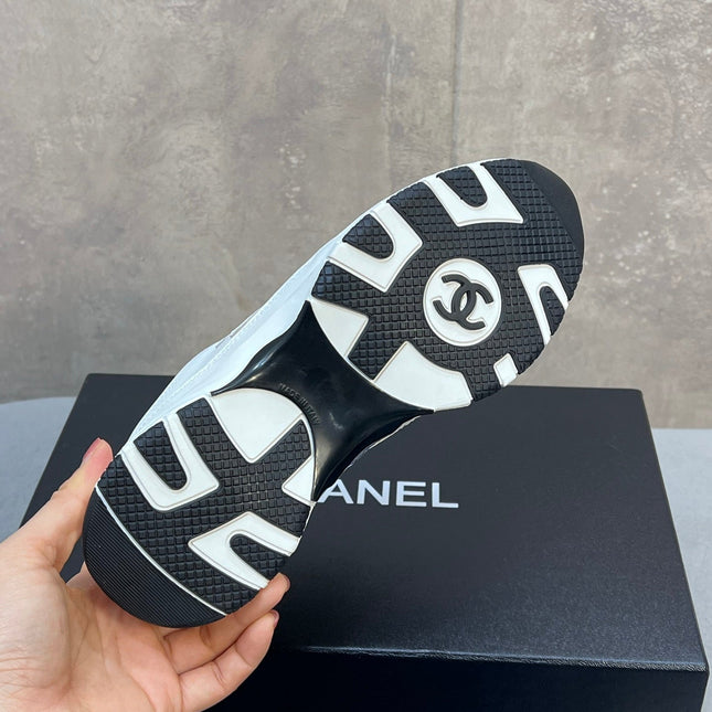 CHANEL 26S RUNNER CC LOGO SNEAKERS IN WHITE CALFSKIN