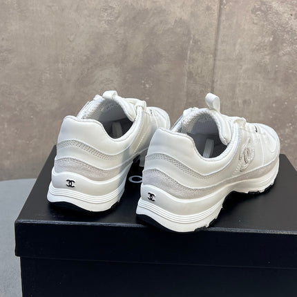 CHANEL 26S RUNNER CC LOGO SNEAKERS IN WHITE CALFSKIN AND SUEDE