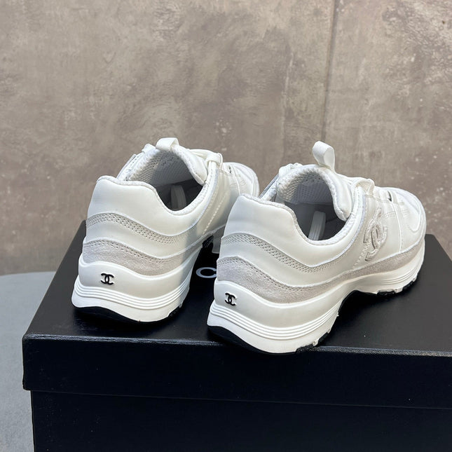 CHANEL 26S RUNNER CC LOGO SNEAKERS IN WHITE CALFSKIN AND SUEDE