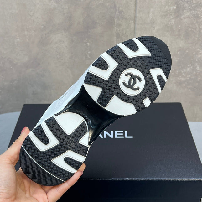 CHANEL 26S RUNNER CC LOGO SNEAKERS IN WHITE CALFSKIN AND SUEDE