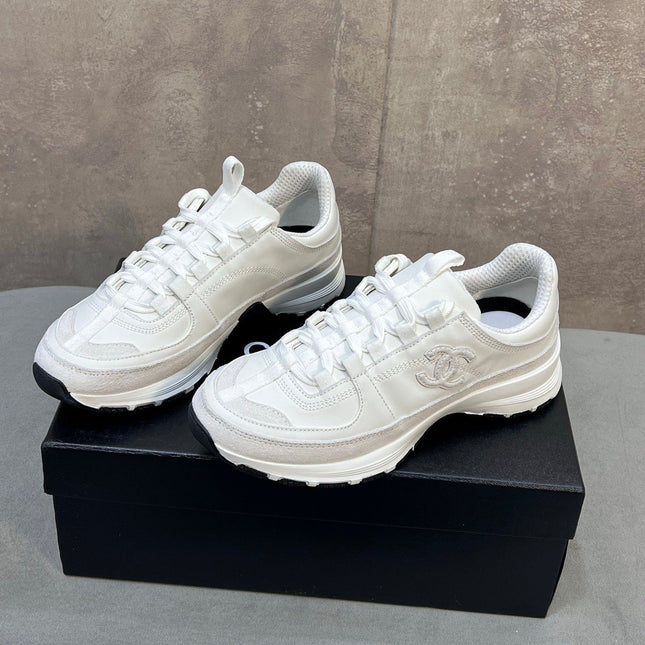 CHANEL 26S RUNNER CC LOGO SNEAKERS IN WHITE CALFSKIN AND SUEDE