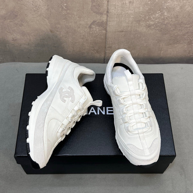 CHANEL 26S RUNNER CC LOGO SNEAKERS IN WHITE CALFSKIN AND SUEDE