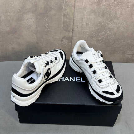 CHANEL 26S RUNNER CC LOGO SNEAKERS IN WHITE AND BLACK CALFSKIN