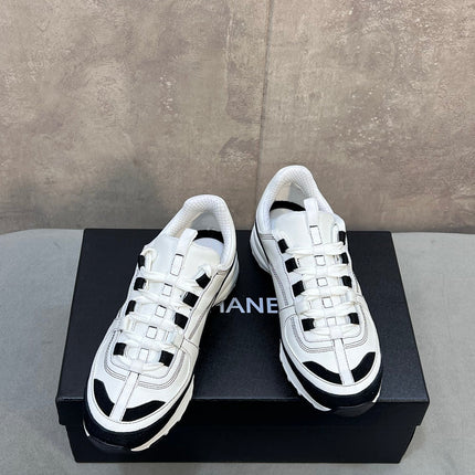 CHANEL 26S RUNNER CC LOGO SNEAKERS IN WHITE AND BLACK CALFSKIN