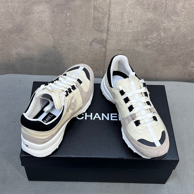 CHANEL 26S RUNNER CC LOGO SNEAKERS IN BEIGE AND GREY CALFSKIN