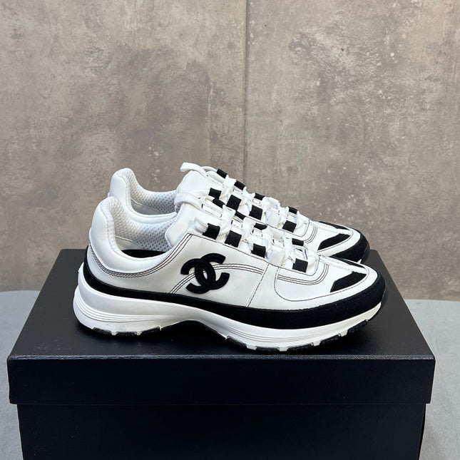 CHANEL 26S RUNNER CC LOGO SNEAKERS IN WHITE AND BLACK CALFSKIN