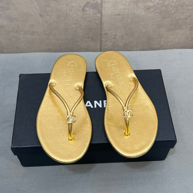 CHANEL 26S FLIP FLOPS IN GOLD CALFSKIN CC LOGO