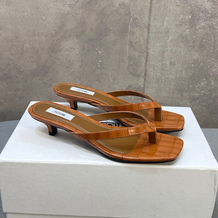THE ROW 26S SQUARE TOE THONG KITTEN HEEL SANDALS 45MM IN CARAMEL BROWN CROCODILE EMBOSSED CALFSKIN