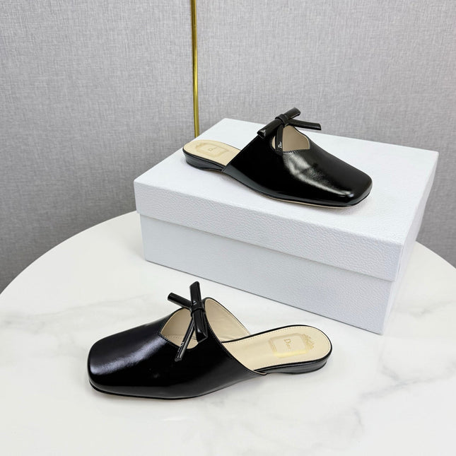 DIOR 26S PEARL-ACCENT BOW FLAT MULES IN BLACK GLOSSY CALFSKIN
