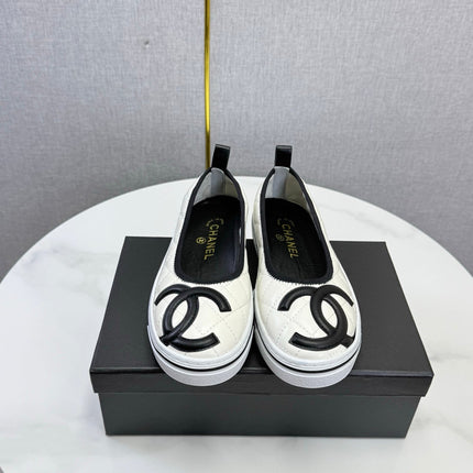 CHANEL 26S CC LOGO SLIP-ON SNEAKERS IN WHITE CALFSKIN
