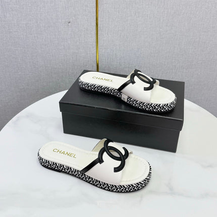 CHANEL 26S PLATFORM SLIDES IN WHITE LAMBSKIN WITH CC LOGO