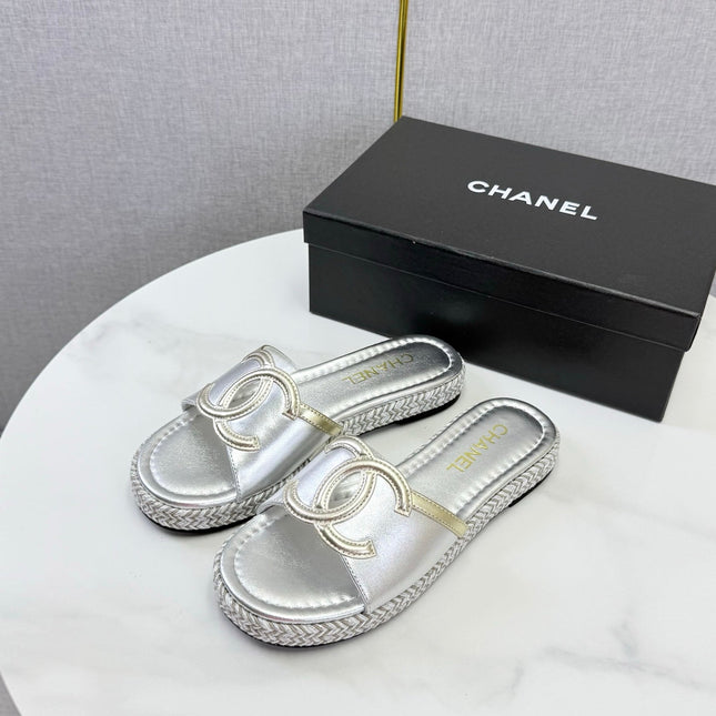 CHANEL 26S PLATFORM SLIDES IN SILVER LAMBSKIN WITH CC LOGO