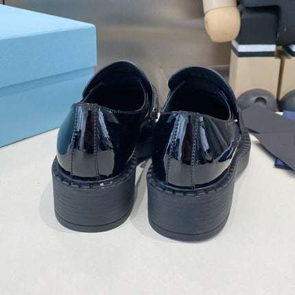 PRADA 26S LOAFERS IN BLACK PATENT CALFSKIN WITH LOGO