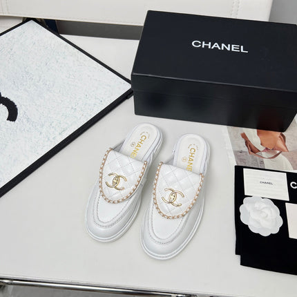 CHANEL 25S MULES WITH CHAIN DETAIL IN WHITE CALFSKIN GOLD HARDWARE
