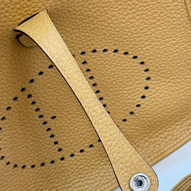HM 26S EVELYNE BAG 23MM IN GOLDEN BROWN GRAINED CALFSKIN