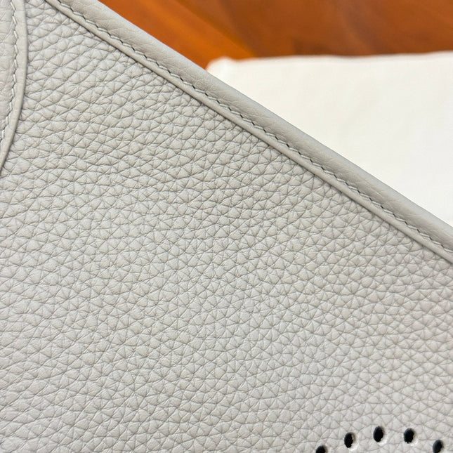 HM 26S EVELYNE BAG 23MM IN LIGHT GRAY GRAINED CALFSKIN