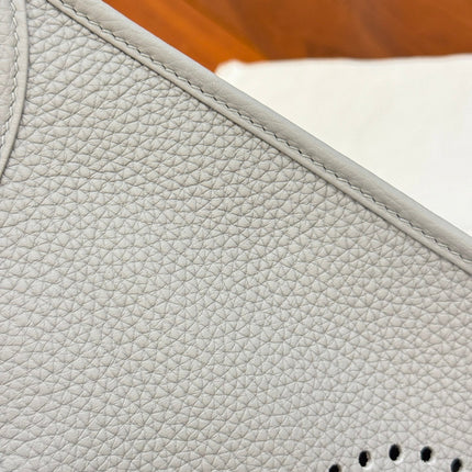 HM 26S EVELYNE BAG 23CM IN LIGHT GRAY GRAINED CALFSKIN