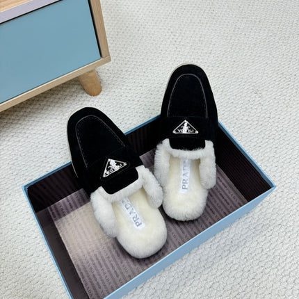 TRIANGLE LOGO FLATS IN BLACK SUEDE AND FUR LINING
