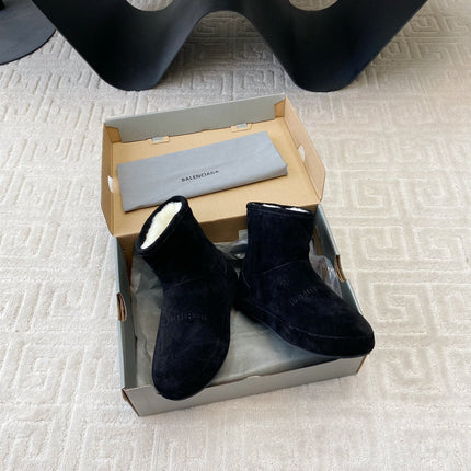 FLAT ANKLE BOOTS IN BLACK SUEDE AND SHEARLING LINING