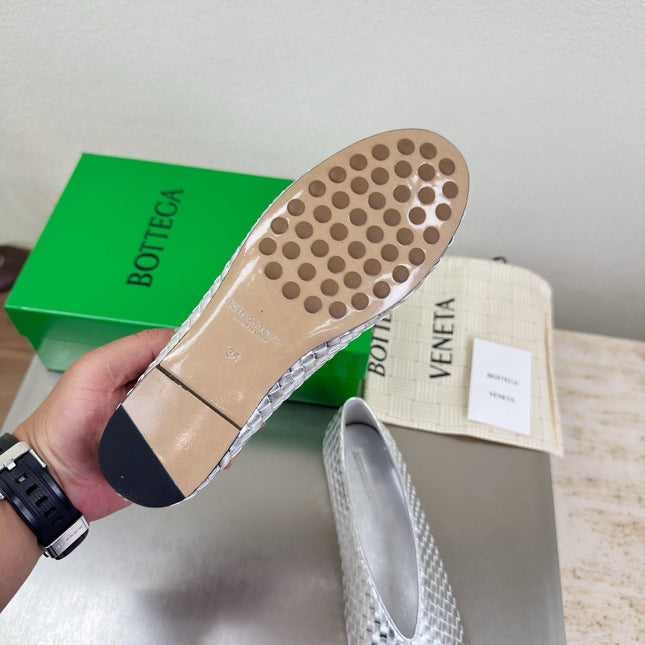 BOTTEGA VENETA 26S BALLET FLATS IN SILVER WOVEN LAMBSKIN