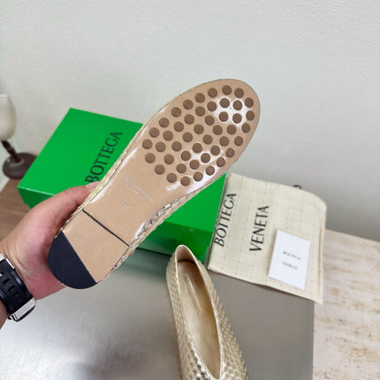 BOTTEGA VENETA 26S BALLET FLATS IN LIGHT GOLD WOVEN LAMBSKIN