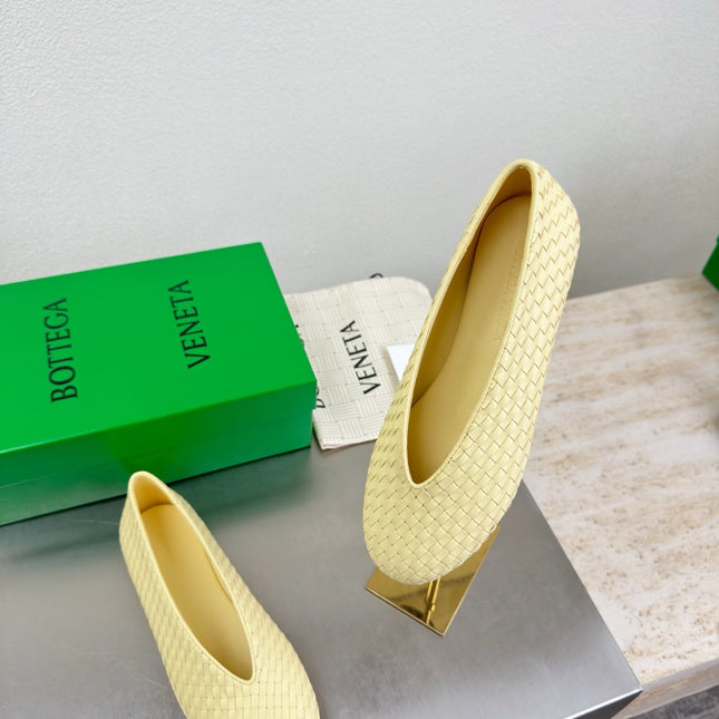 BOTTEGA VENETA 26S BALLET FLATS IN LIGHT YELLOW WOVEN LAMBSKIN