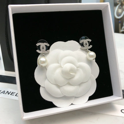 CHANEL 26S DOUBLE C LOGO PAVE CRYSTAL DROP EARRINGS WITH PEARL IN SILVER METAL 6333327