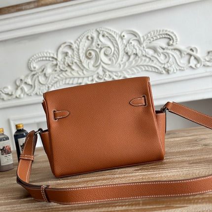 HM 25S KELLY MESSENGER 25 CM IN CARAMEL BROWN TOGO WITH SILVER HARDWARE