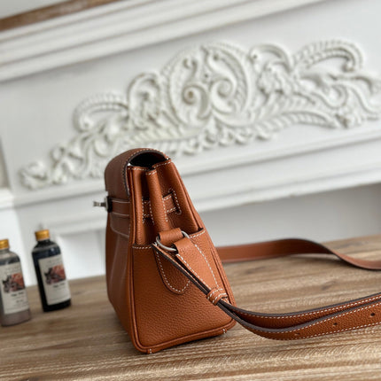 HM 25S KELLY MESSENGER 25 CM IN CARAMEL BROWN TOGO WITH SILVER HARDWARE