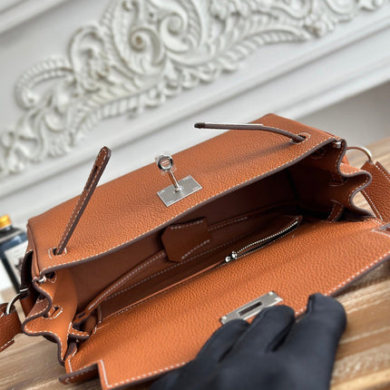 HM 25S KELLY MESSENGER 25 CM IN CARAMEL BROWN TOGO WITH SILVER HARDWARE