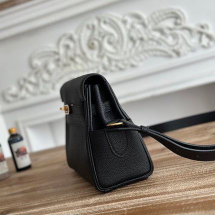 HM 25S KELLY MESSENGER 25 CM IN BLACK TOGO WITH GOLD HARDWARE
