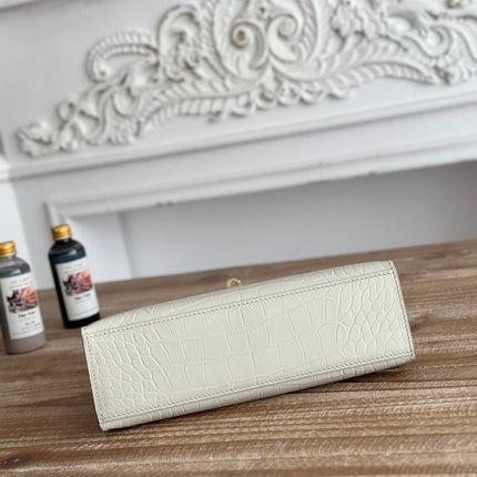 HM 26S KELLY MINI 22MM IN MILKY WHITE CROC EMBOSSED CALFSKIN GOLD KELLY BUCKLE