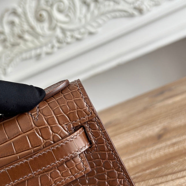 HM 26S KELLY MINI 22CM IN DARK BROWN CROC EMBOSSED CALFSKIN SILVER KELLY BUCKLE