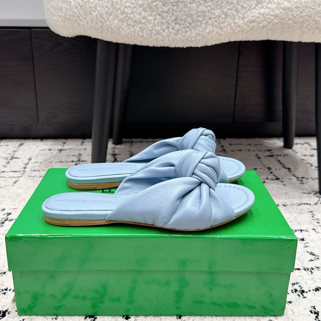 BOTTEGA VENETA 26S TWIST-STRAP SANDALS IN SKY BLUE LAMBSKIN