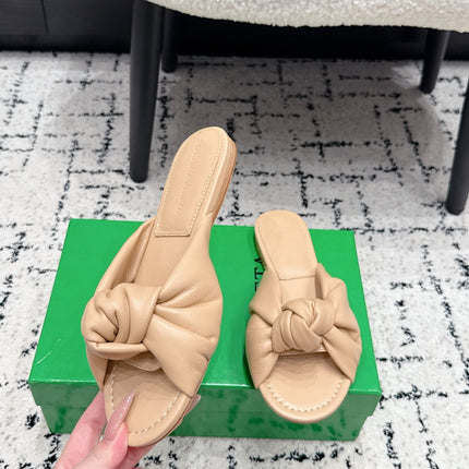 BOTTEGA VENETA 26S TWIST-STRAP SANDALS IN BEIGE LAMBSKIN