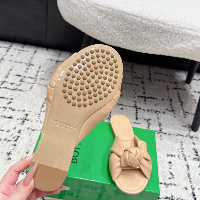 BOTTEGA VENETA 26S TWIST-STRAP SANDALS IN BEIGE LAMBSKIN