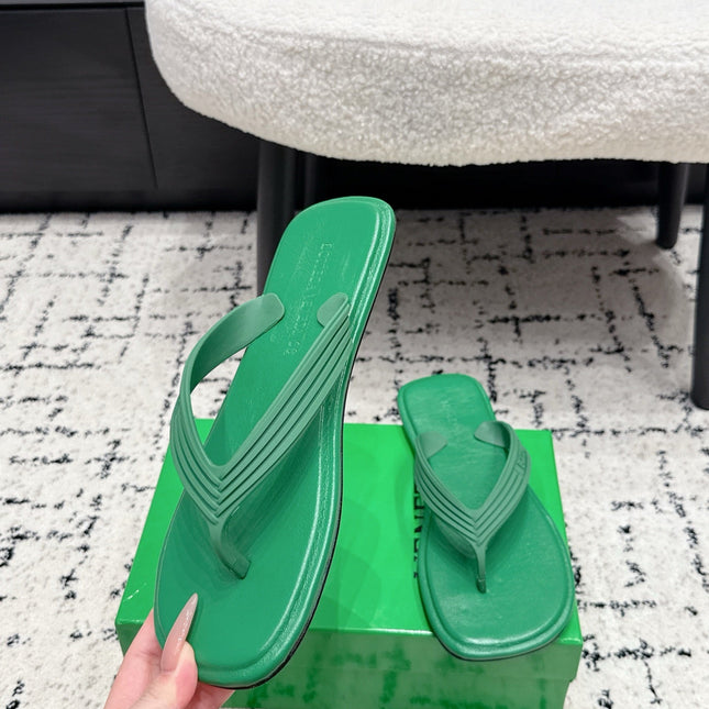 BOTTEGA VENETA 26S THONG SANDALS IN GREEN TPU