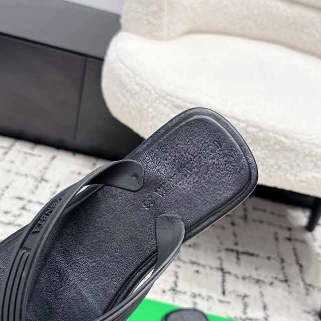 BOTTEGA VENETA 26S THONG SANDALS IN BLACK TPU