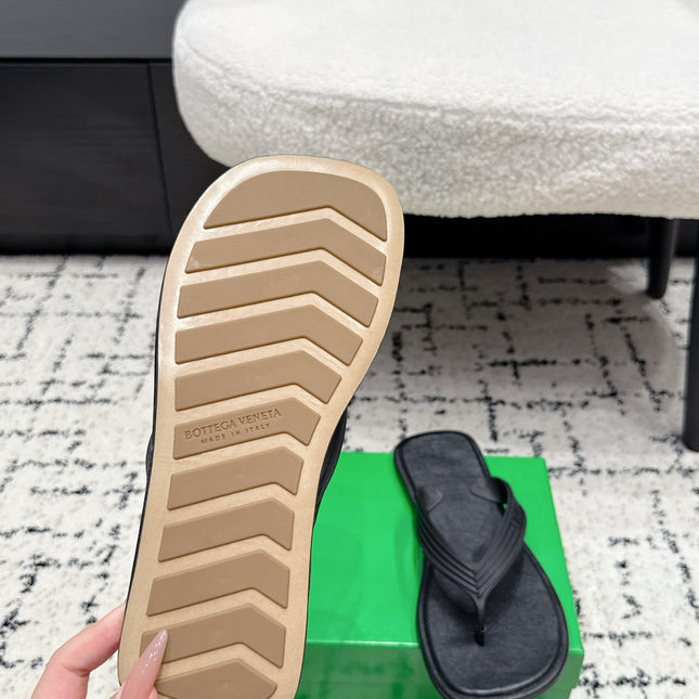 BOTTEGA VENETA 26S THONG SANDALS IN BLACK TPU