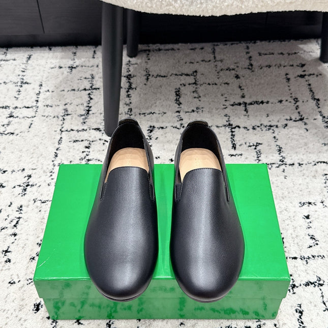 BOTTEGA VENETA 26S FLAT LOAFERS IN BLACK CALFSKIN