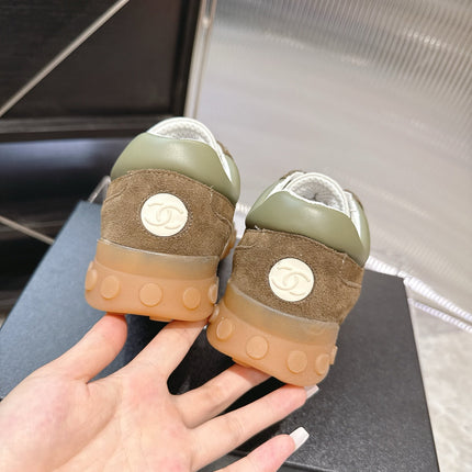 CHANEL 26S LOW TOP SNEAKERS IN BROWN SUEDE AND GREEN FABRIC WITH RUBBER SOLE