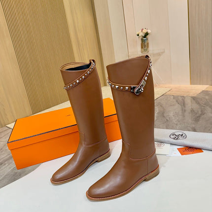 HM 25S KNEE-HIGH FLAT BOOTS IN BROWN LAMBSKIN WITH SILVER HARDWARE