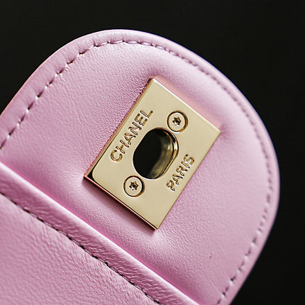 CHANEL 26S CLASSIC FLAP MEDIUM 23 IN NATURAL RAFFIA AND LIGHT PURPLE CALFSKIN GOLD HARDWARE