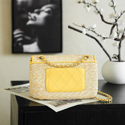 CHANEL 26S CLASSIC FLAP MEDIUM 23 IN NATURAL RAFFIA AND YELLOW CALFSKIN GOLD HARDWARE