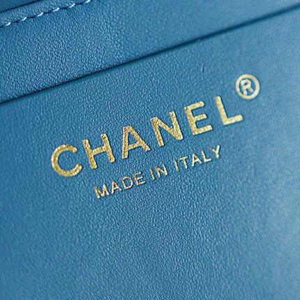 CHANEL 26S CLASSIC FLAP MEDIUM 23 IN NATURAL RAFFIA AND LIGHT BLUE CALFSKIN GOLD HARDWARE