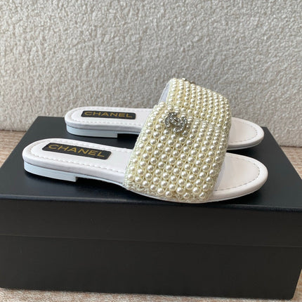 FLAT SLIDE IN WHITE LAMBSKIN WITH PEARLS