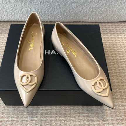 FLAT PUMPS IN BISQUE BEIGE PATENT CALFSKIN