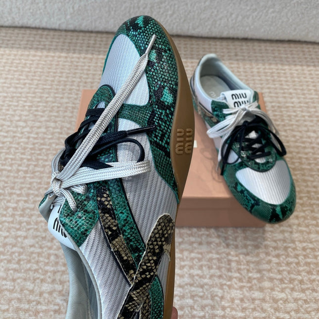GYMNASIUM SNEAKER IN SILVER FABRIC AND DARK GREEN SNAKE EFFECT CALFSKIN