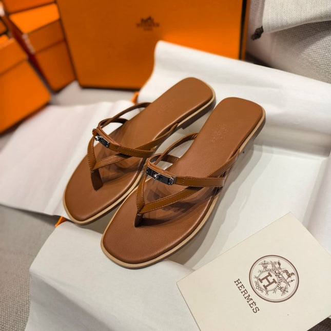 HM 26S KELLY BUCKLE THONG SANDALS IN CARAMEL BROWN CALFSKIN SILVER HARDWARE