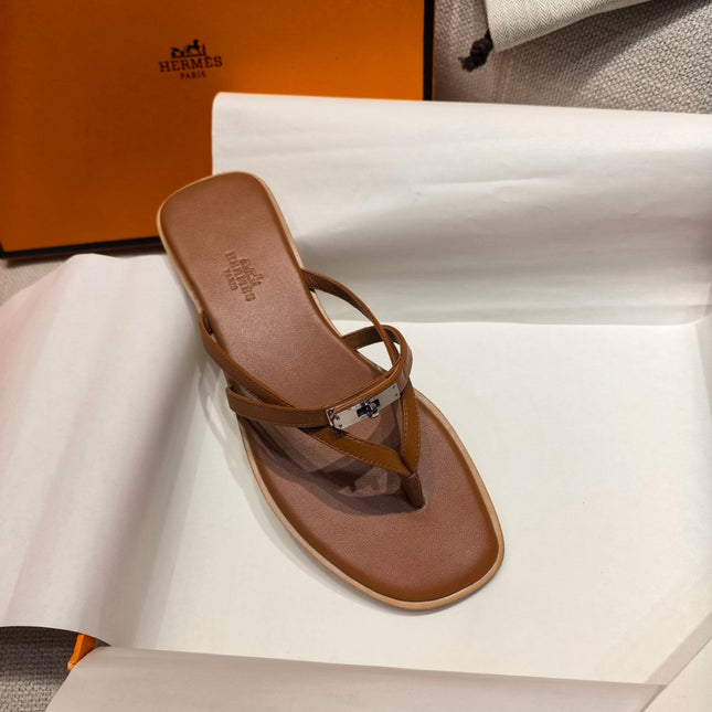 HM 26S KELLY BUCKLE THONG SANDALS IN CARAMEL BROWN CALFSKIN SILVER HARDWARE